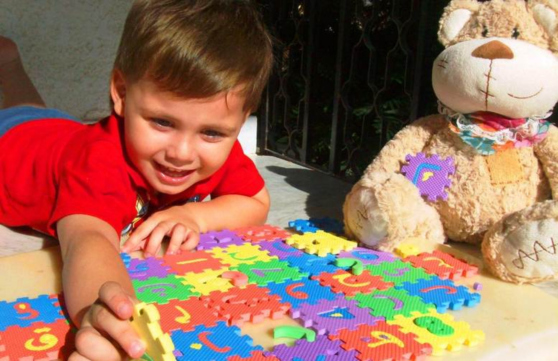 Игры для мальчиков пазлы. Дети собирают пазлы. Развивающие игры для детей. Ребенок собирает мозаику. Занятия для малышей пазлы.