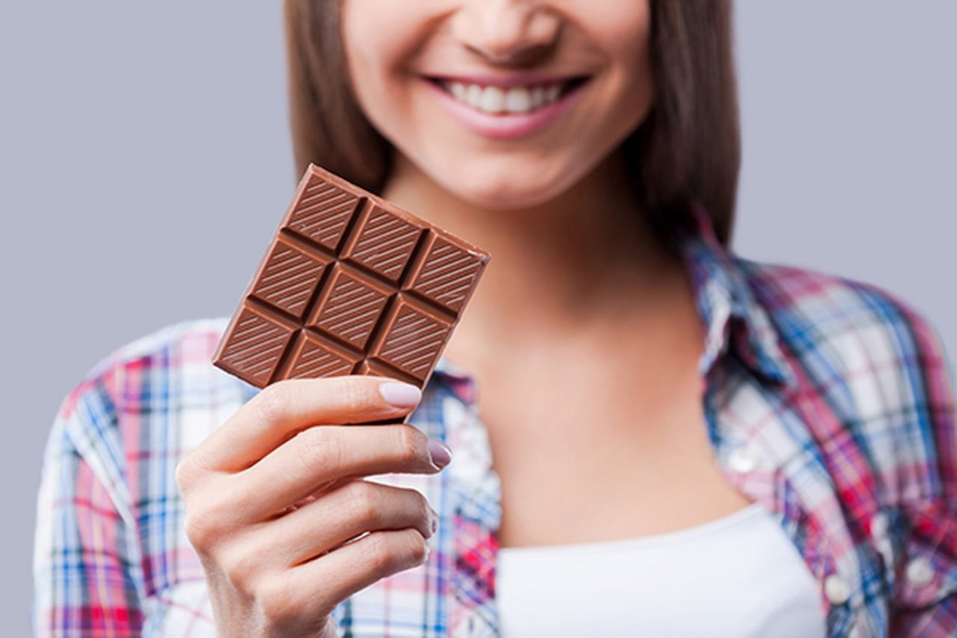 Ну шоколадку. Необычный шоколад. Плитка шоколада в руке. Шоколадка в руке. Шоколадка в руке девушки.