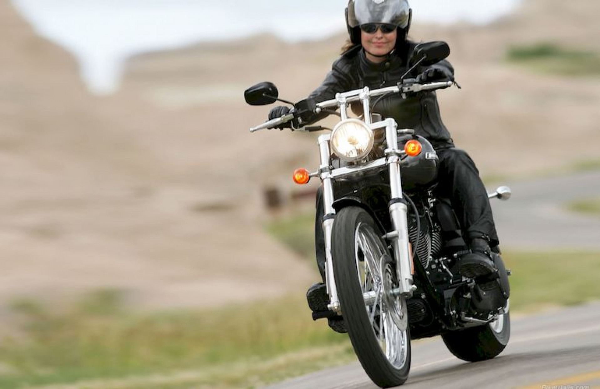 Как правильно ездить на мотоцикле. Harley Davidson 2006 Softail Heritage. Женский Харлей Дэвидсон мотоцикл. Харлей Дэвидсон чоппер езда. Девушка на мотоцикле.