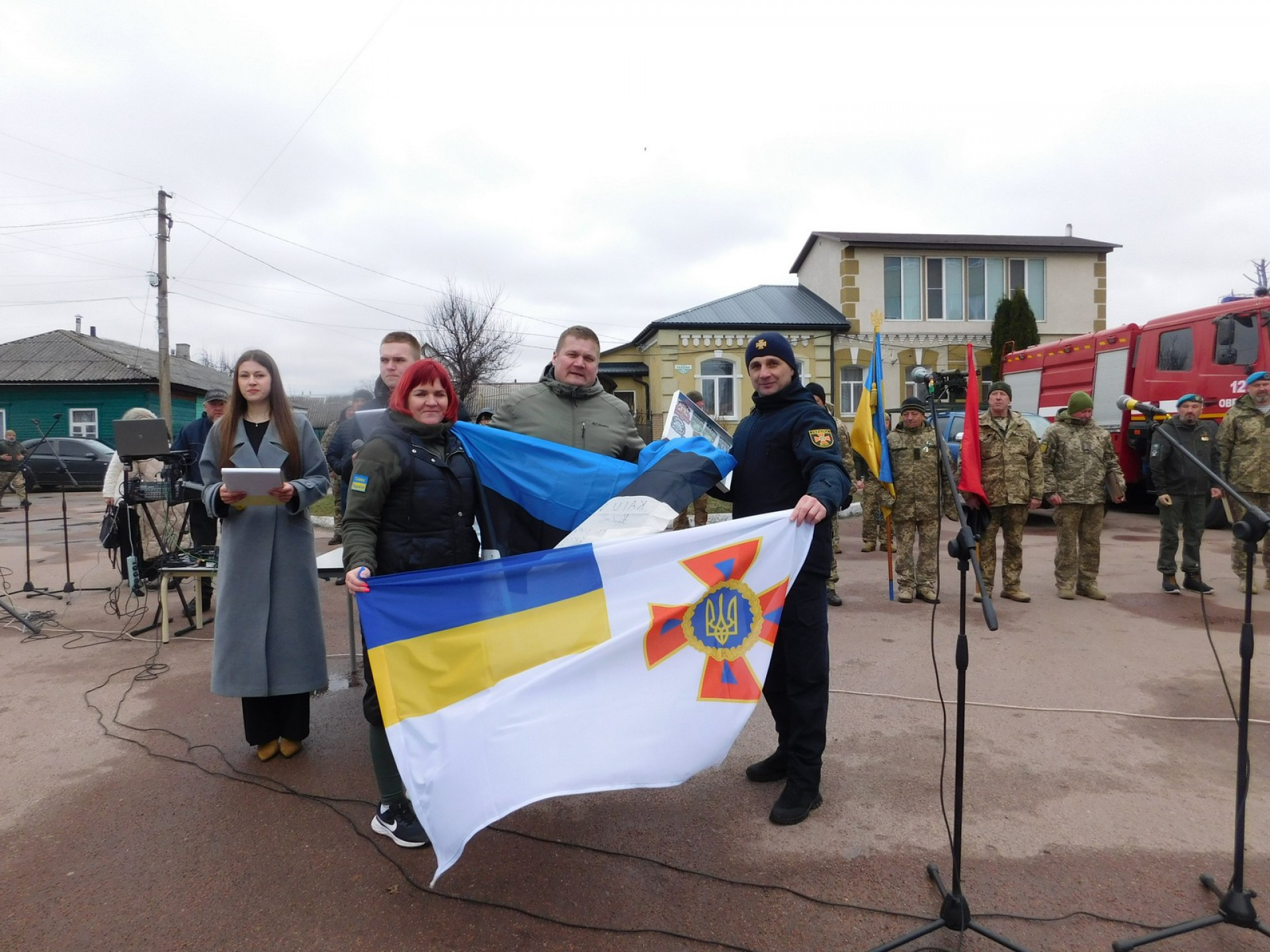 Естонські благодійники передали Овручу 12 автомобілів для ЗСУ та комунальників