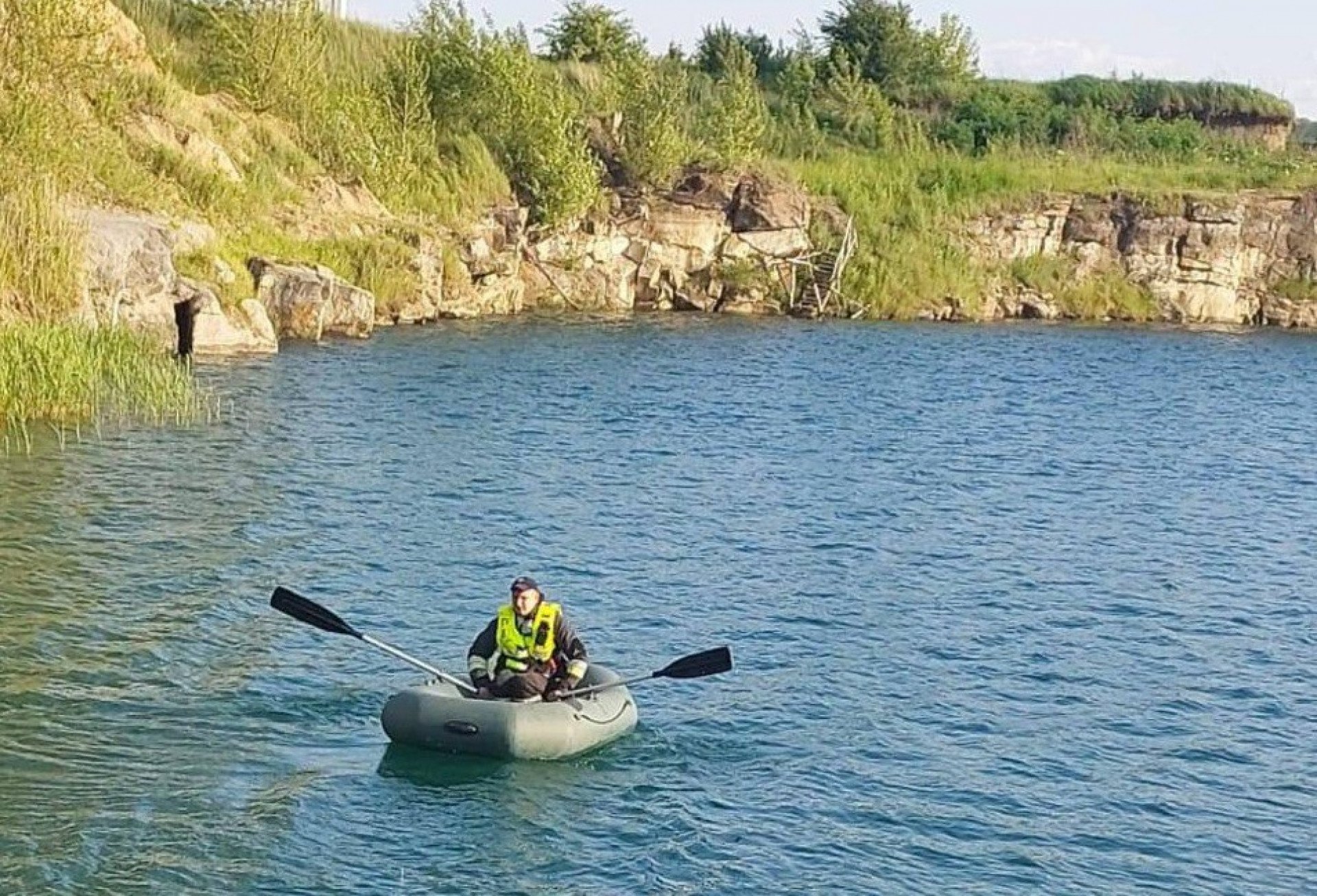 На кар'єрі врятували 18-річного юнака: хотів переплисти водойму, але почав тонути