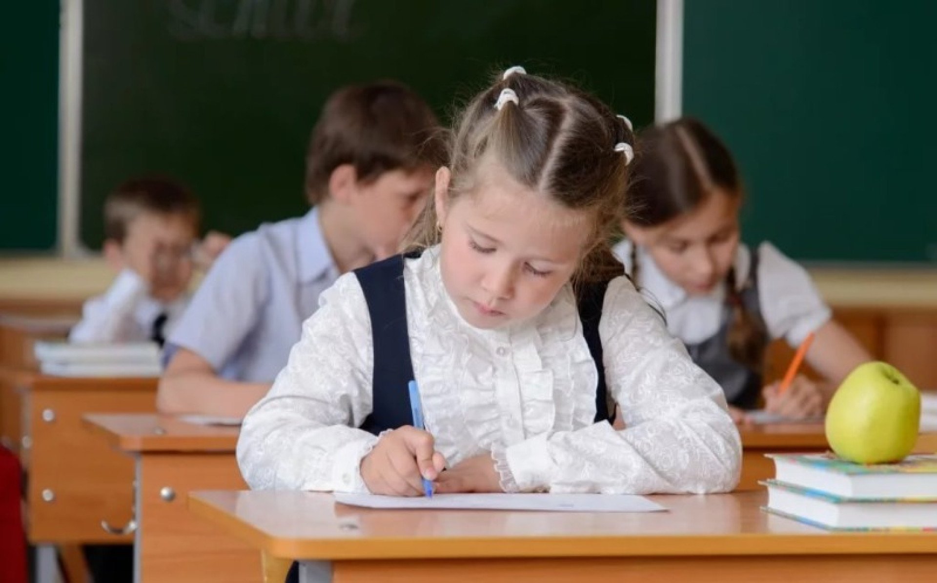 «Пакунок школяра» – нова соціальна виплата для сімей в Україні: хто отримає 5 тисяч гривень