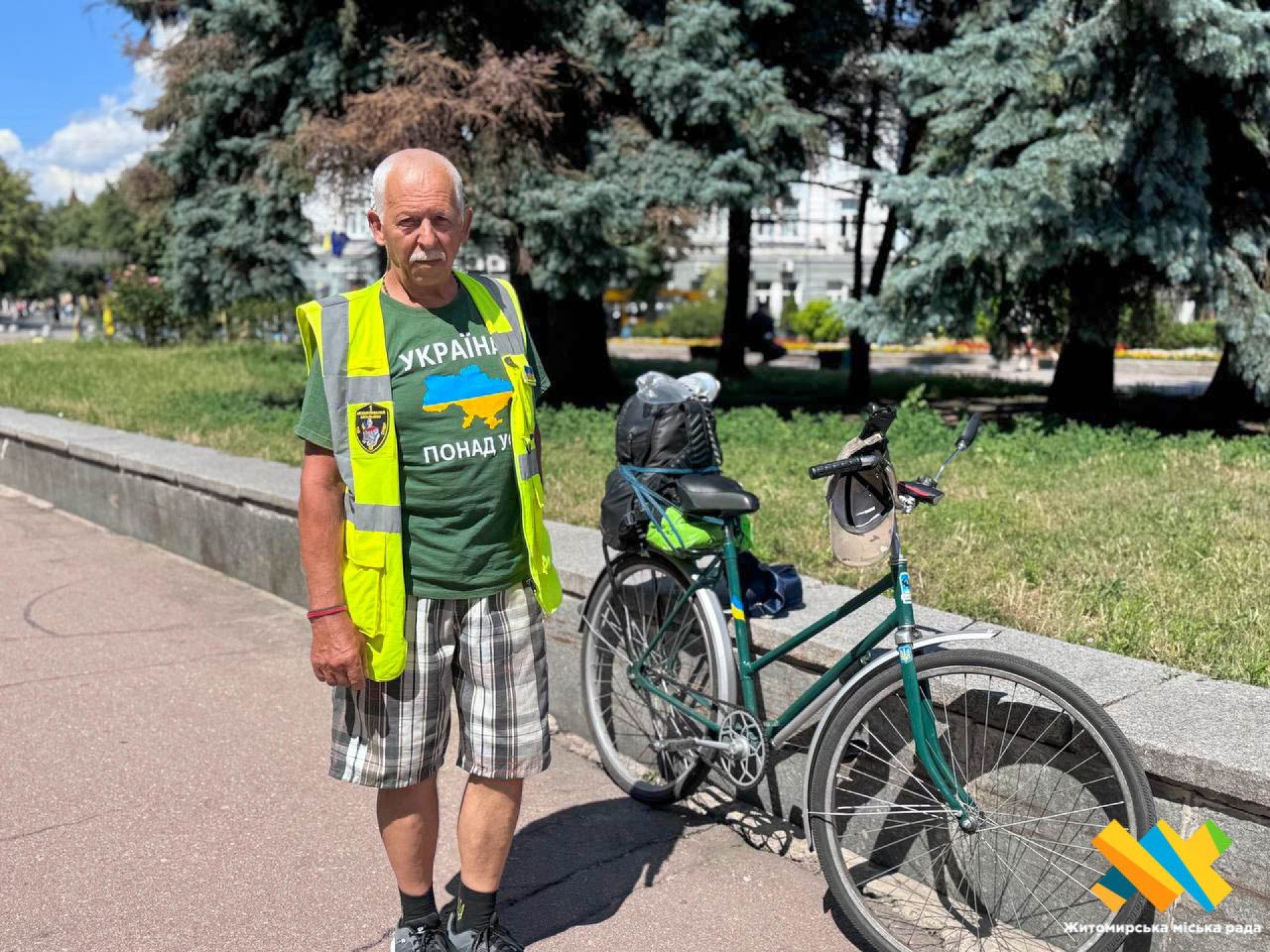 65-річний волонтер Олександр Каніболоцький приїхав у Житомир: 500 км велопробігу для збору коштів на ЗСУ