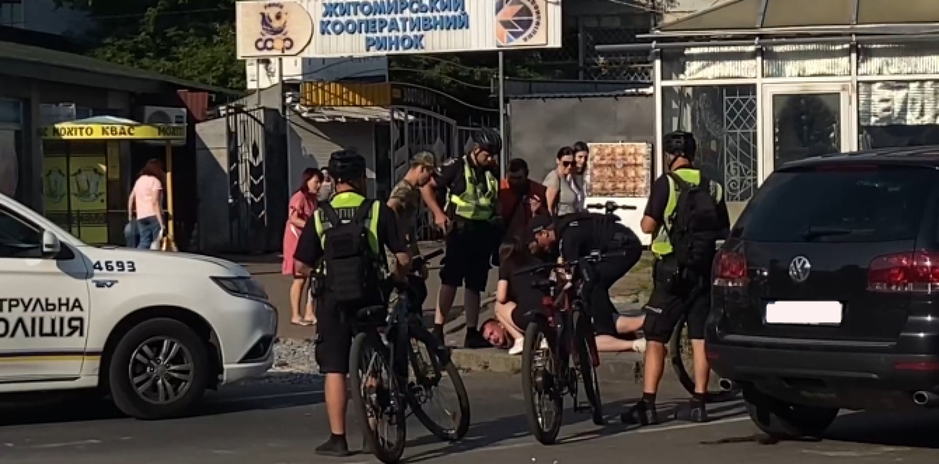На парковці — в розшук: у Житомирі велопатруль затримав водія, який ухилявся від мобілізації