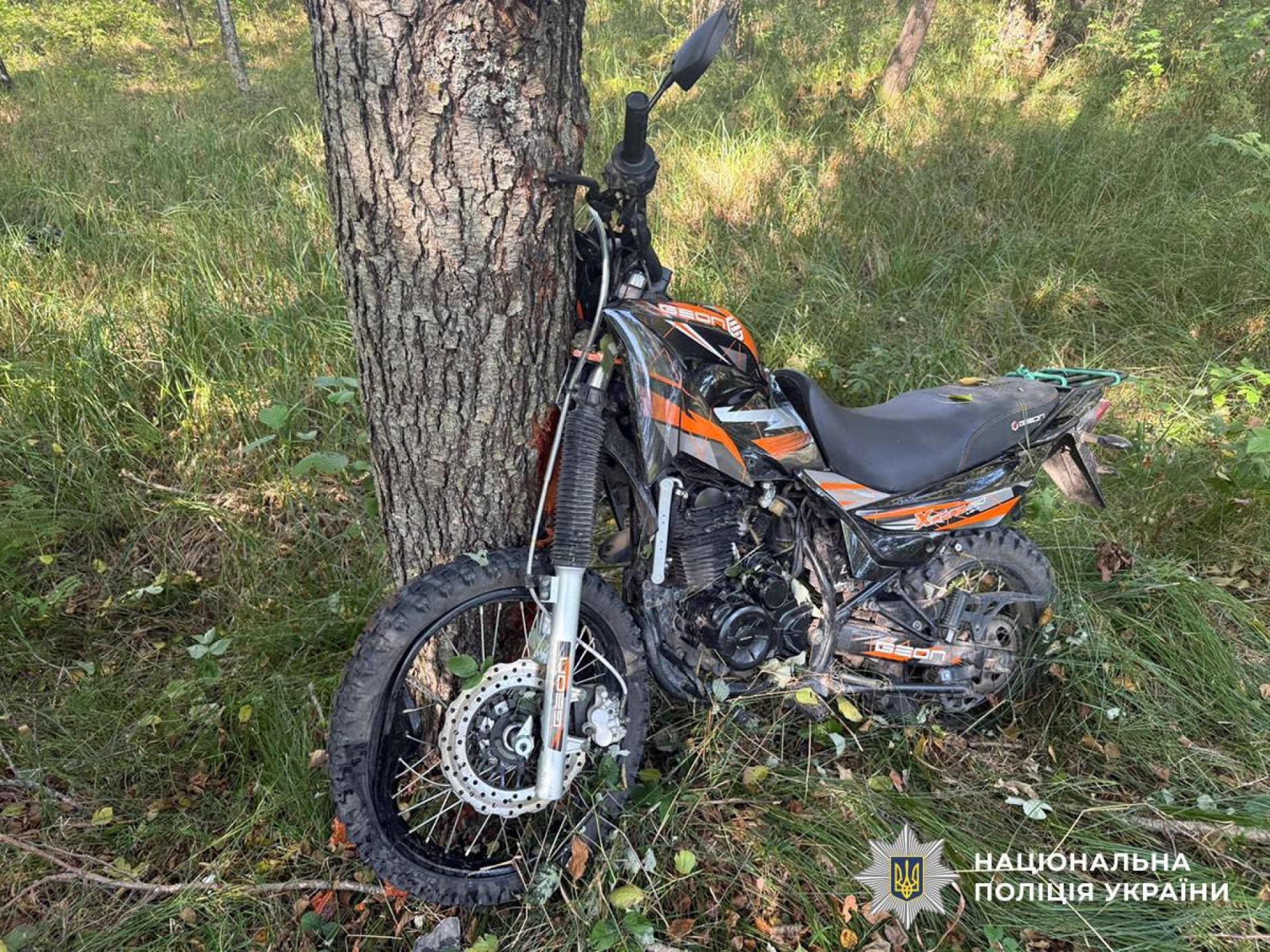 З'їхав у кювет і врізався в дерево: на Звягельщині загинув 25-річний мотоцикліст