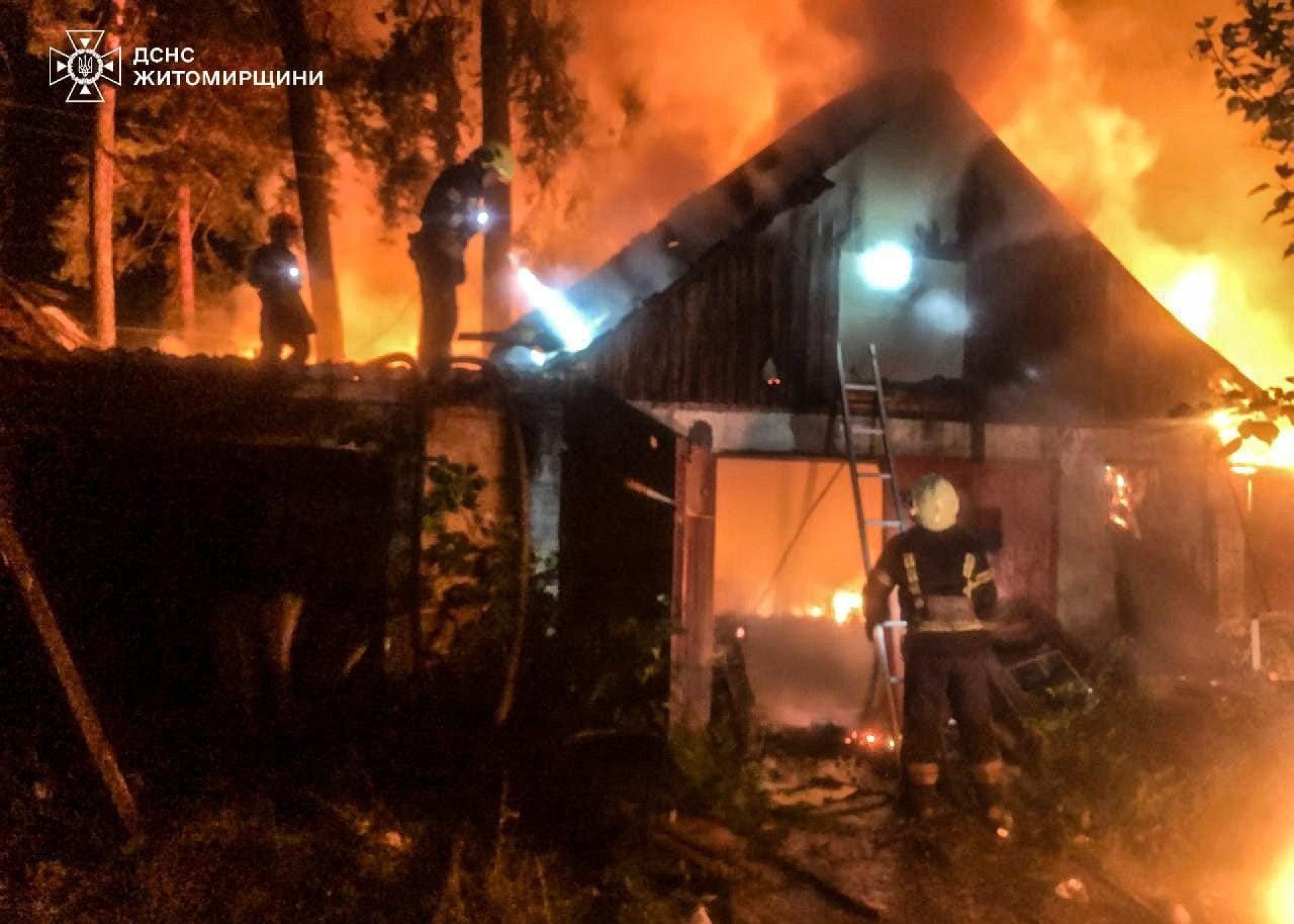 Згоріли 15 приватних гаражів у селищі поблизу Житомира