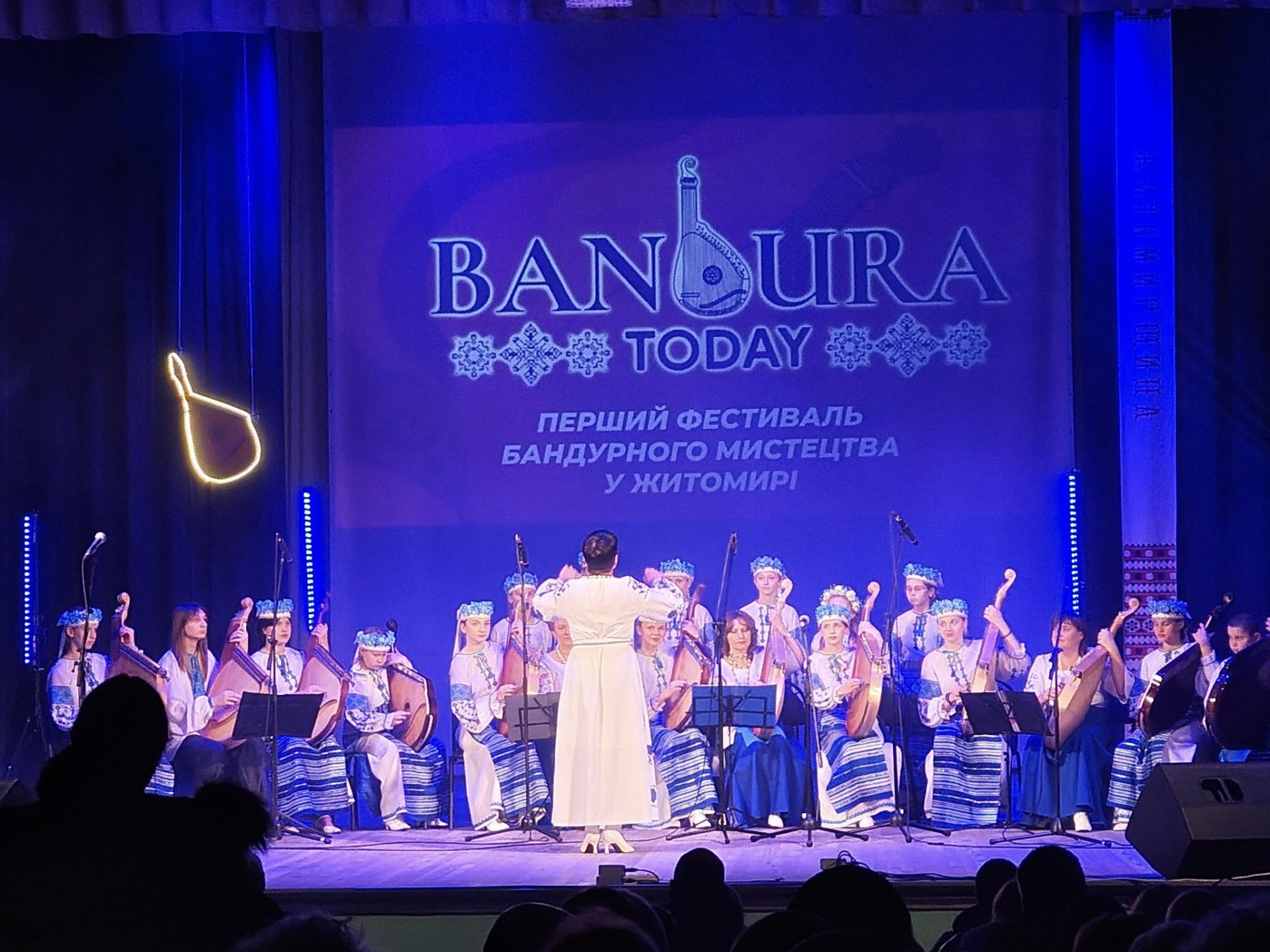 «BANDURA TODAY» у Житомирі об’єднав минуле й сучасність: козацька дума і електробандура на одній сцені