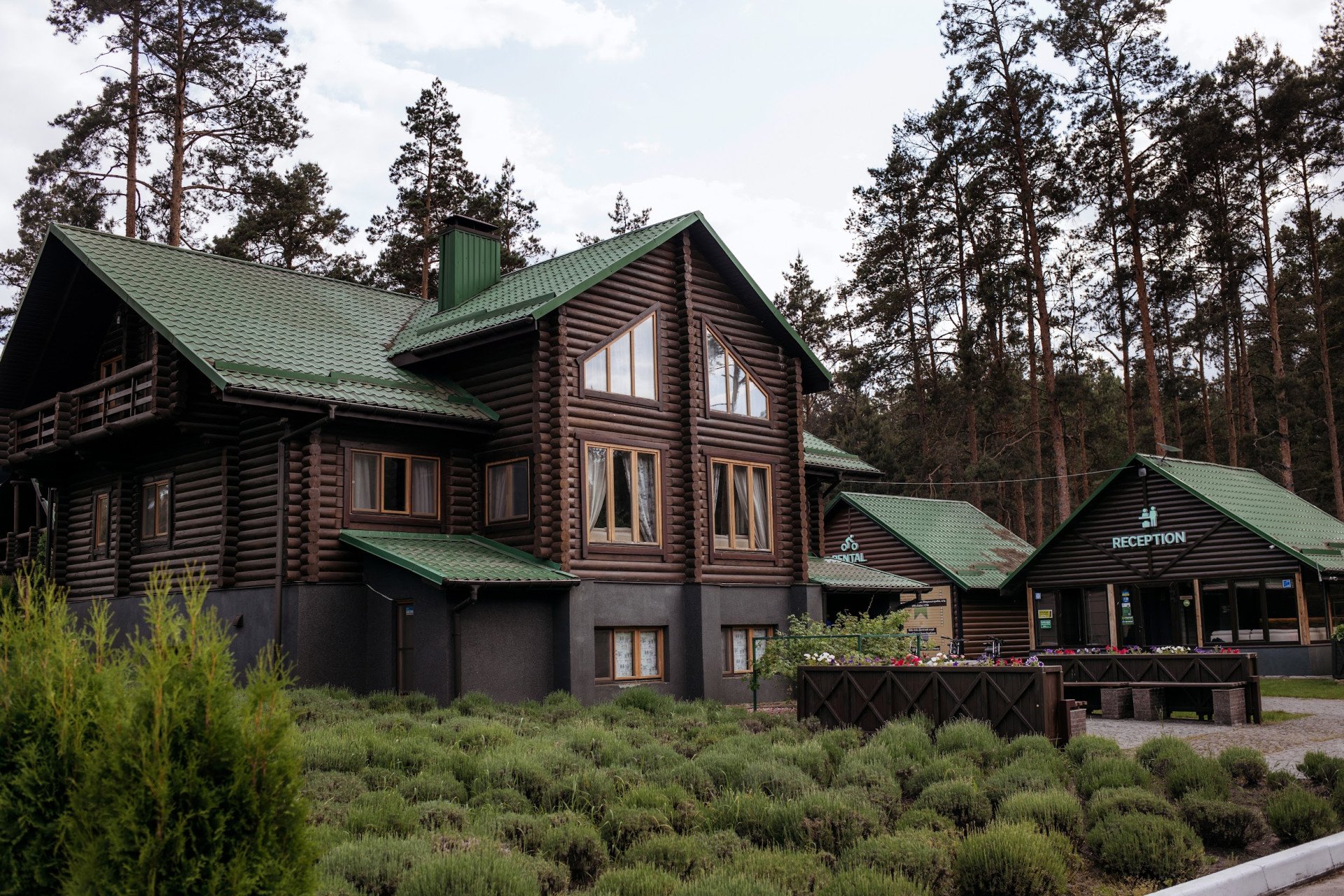 Відпочинок у ZALIV: готель з котеджами та контактними оленями на березі озера