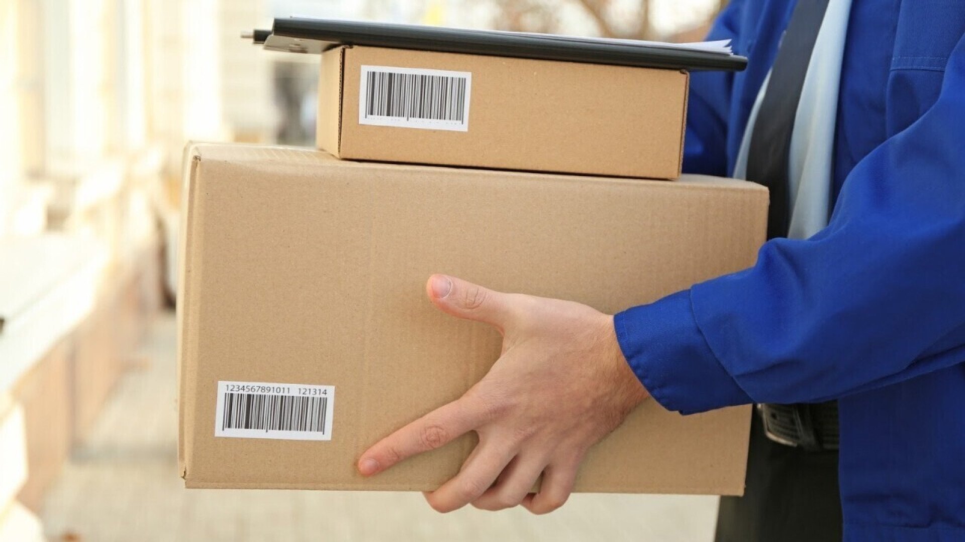 Працівник пошти замовив мобільний телефон на чужу адресу і при обробці посилки вкрав товар