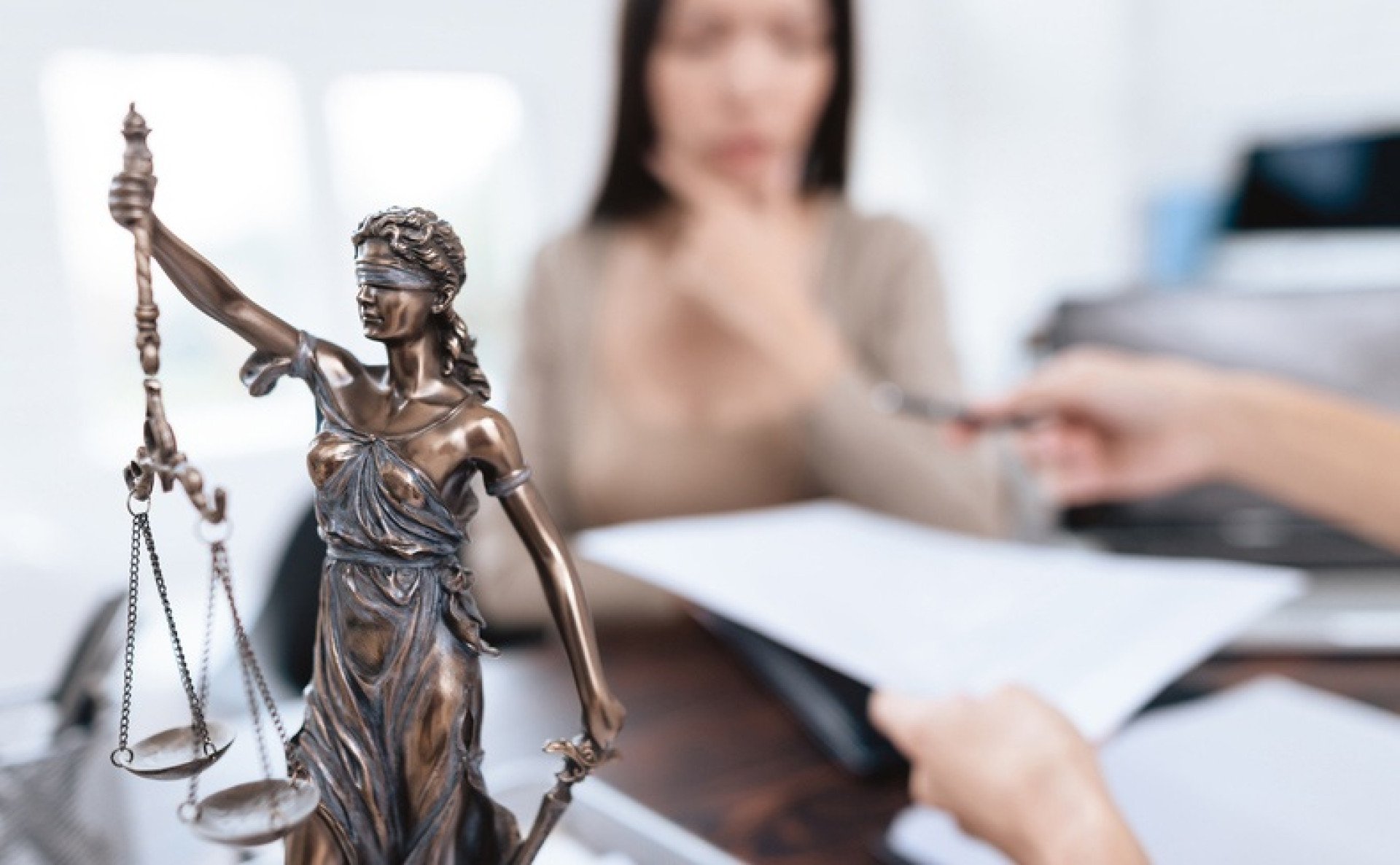 На Житомирщині неповнолітня пиячила та прогуляла 10 днів школу: суд оштрафував матір