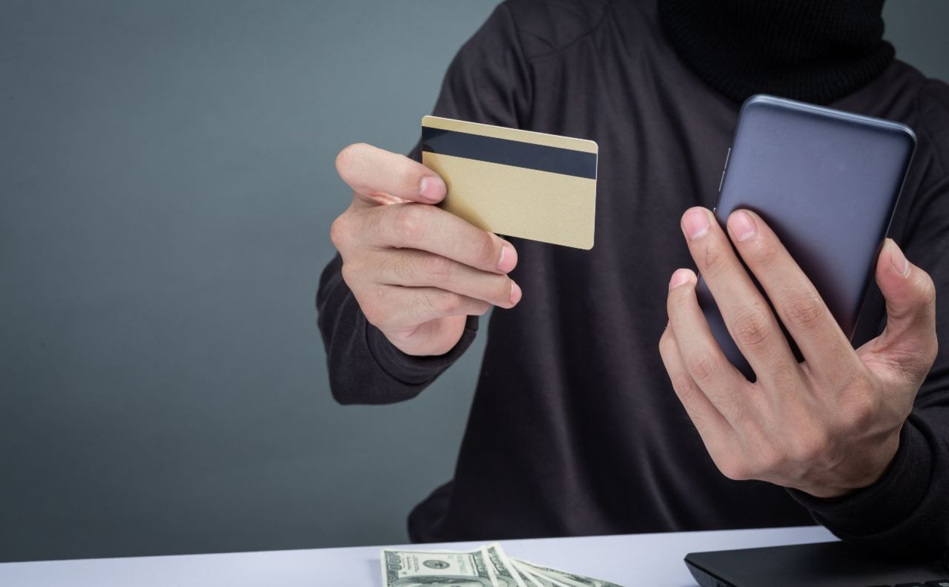 Майже 80 тисяч переказав шахраям: чоловік у месенджері намагався відкрити банківську картку для сина