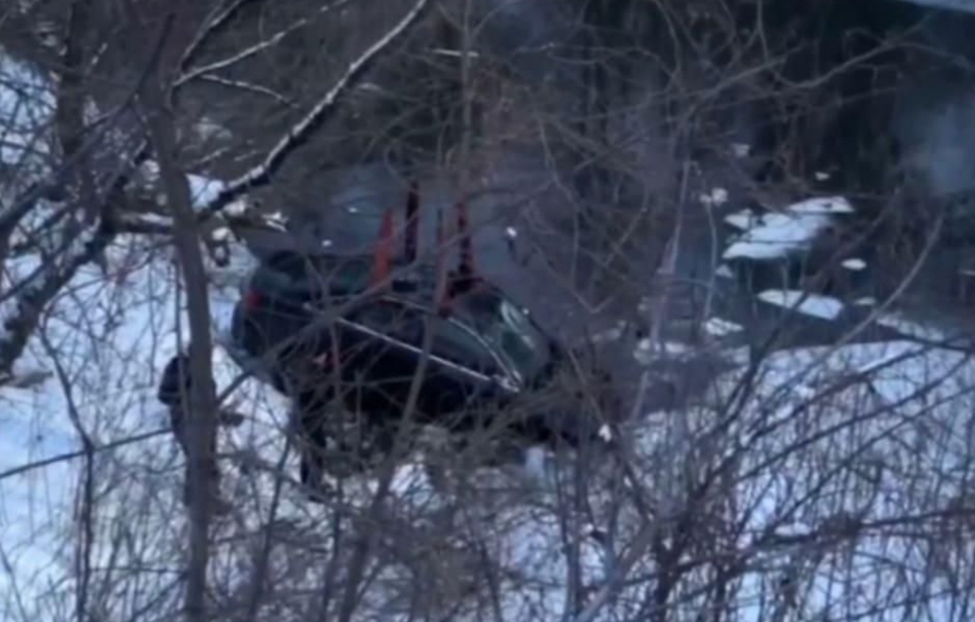 На Житомирщині Audi злетіла з дороги та опинилася в річці: водій відбувся без травм