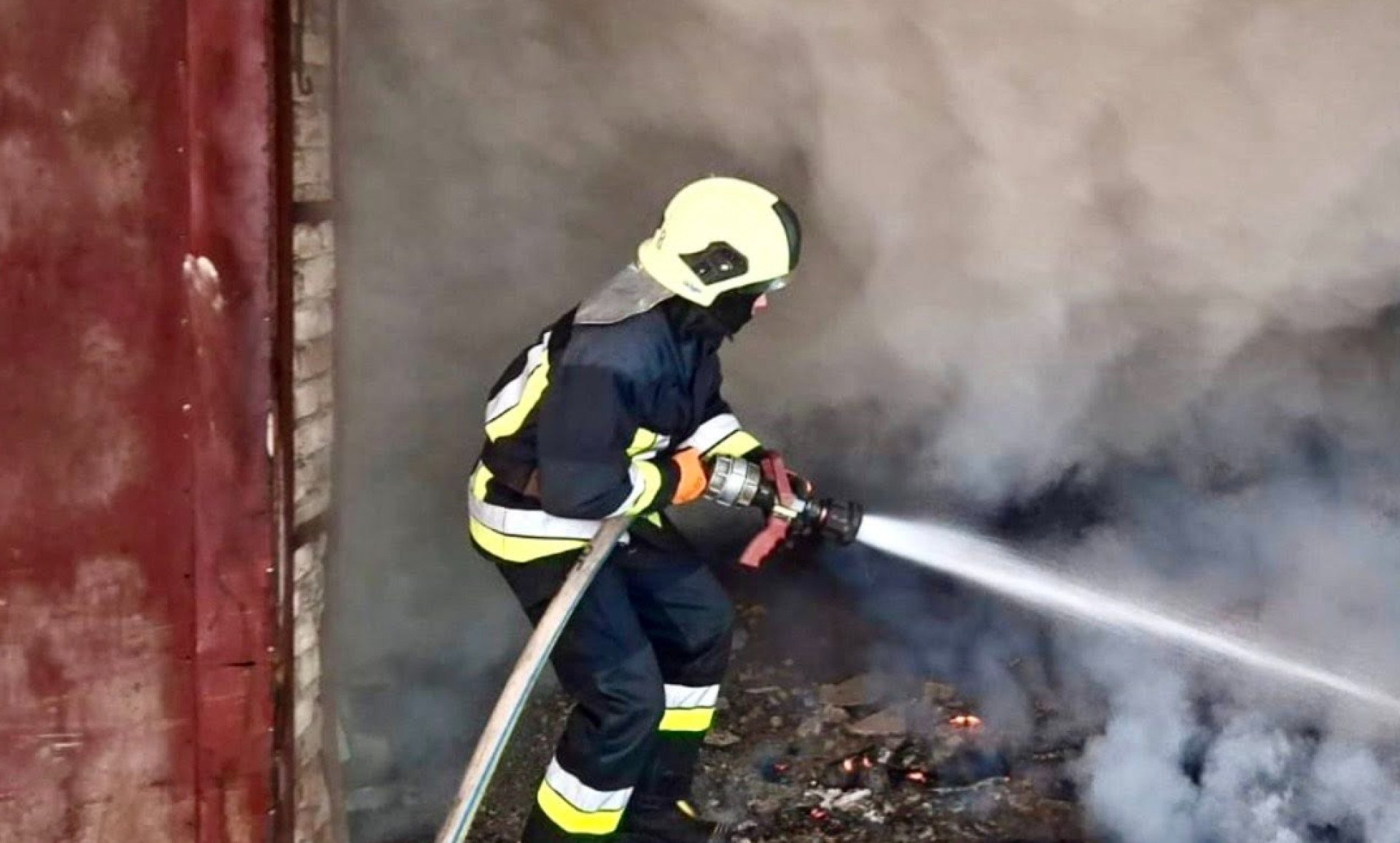 У Коростені сталася пожежа на території підприємства: рятувальники ліквідували займання на складі