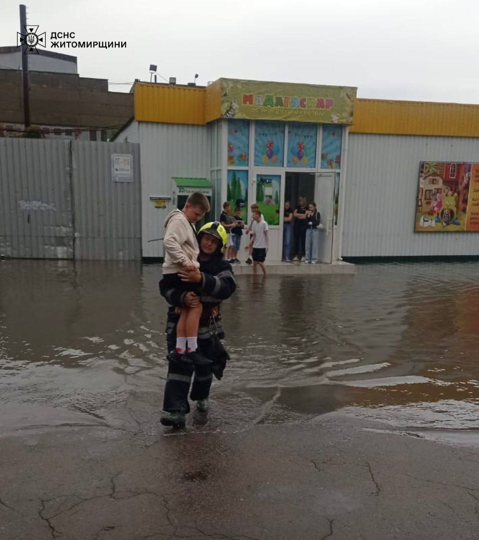 8 сіл без електрики, в кількох районах затоплення: на Житомирщині рятувальники долають наслідки негоди