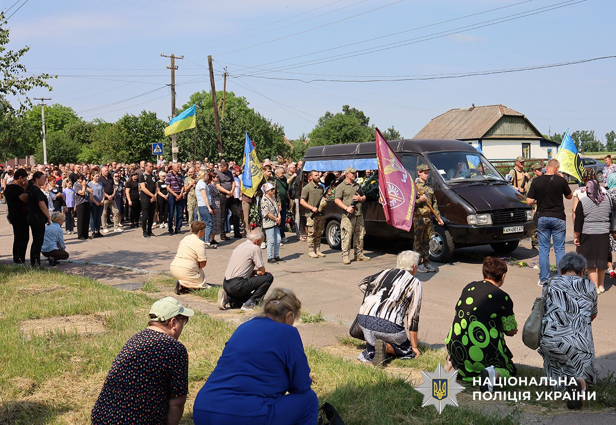 На Житомирщині прощалися із полеглим на фронті поліцейським Віталієм Боряченком