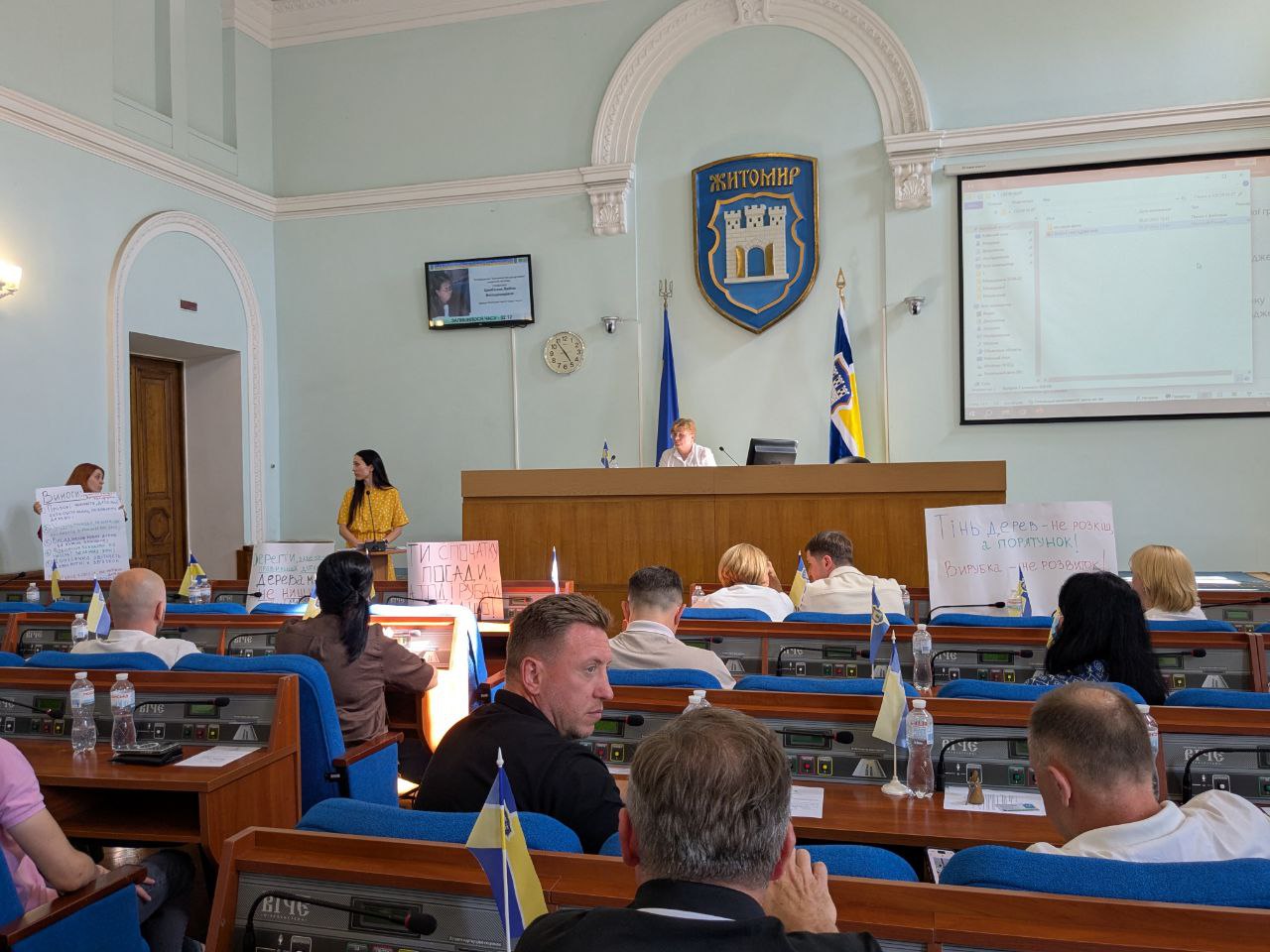 «Деревний» скандал розгорівся у Житомирі: активісти вимагають раціональності у вирубці дерев