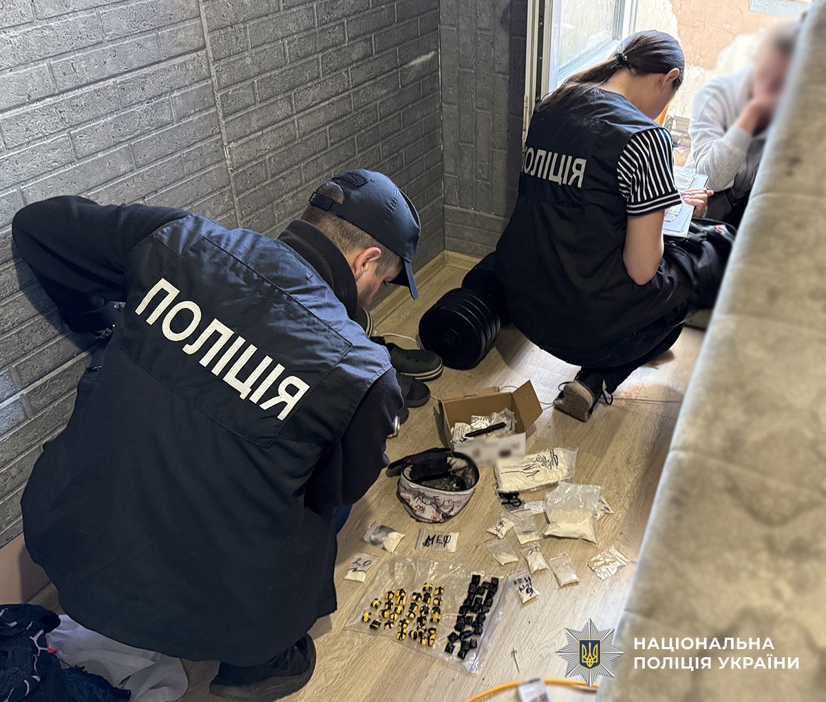 У Житомирі викрили групу торговців наркотиками: організувала бізнес 25-річна житомирянка, залучивши неповнолітнього брата і його друга