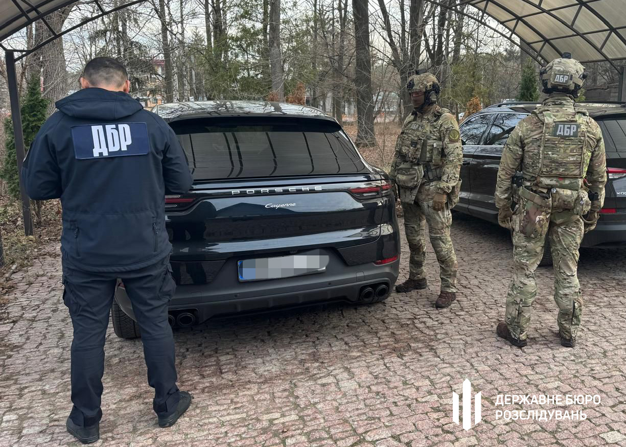 Квартири, машини і понад 2,5 млн готівки: затримали екскерівника лісової галузі на Житомирщині