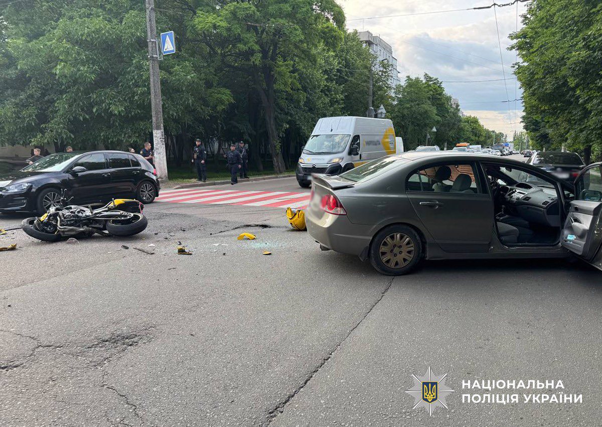 У Житомирі зіткнулися авто та двоколісник: водій мотоцикла і пасажирка в реанімації