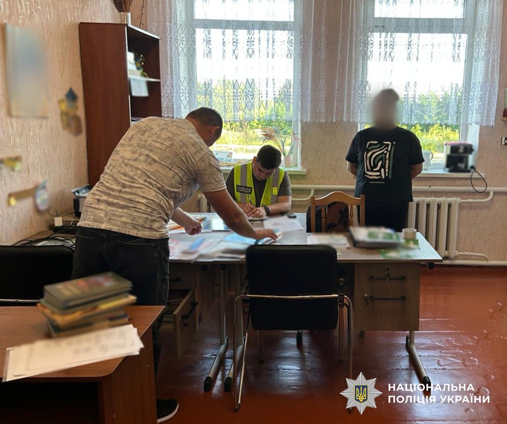 Затримали чиновника Коростенської міськради: за хабар 4 тис дол працевлаштував військовозобов'язаного для бронювання