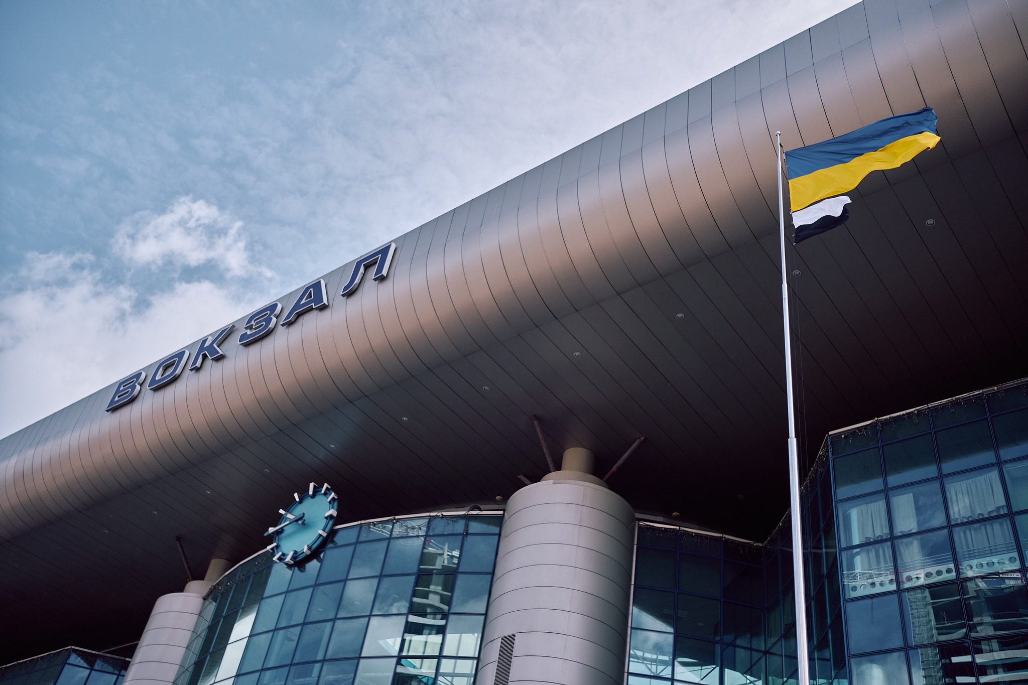 Над вокзалом у Житомирі підняли біло-чорний Прапор надії: Укрзалізниця вшановує загиблих