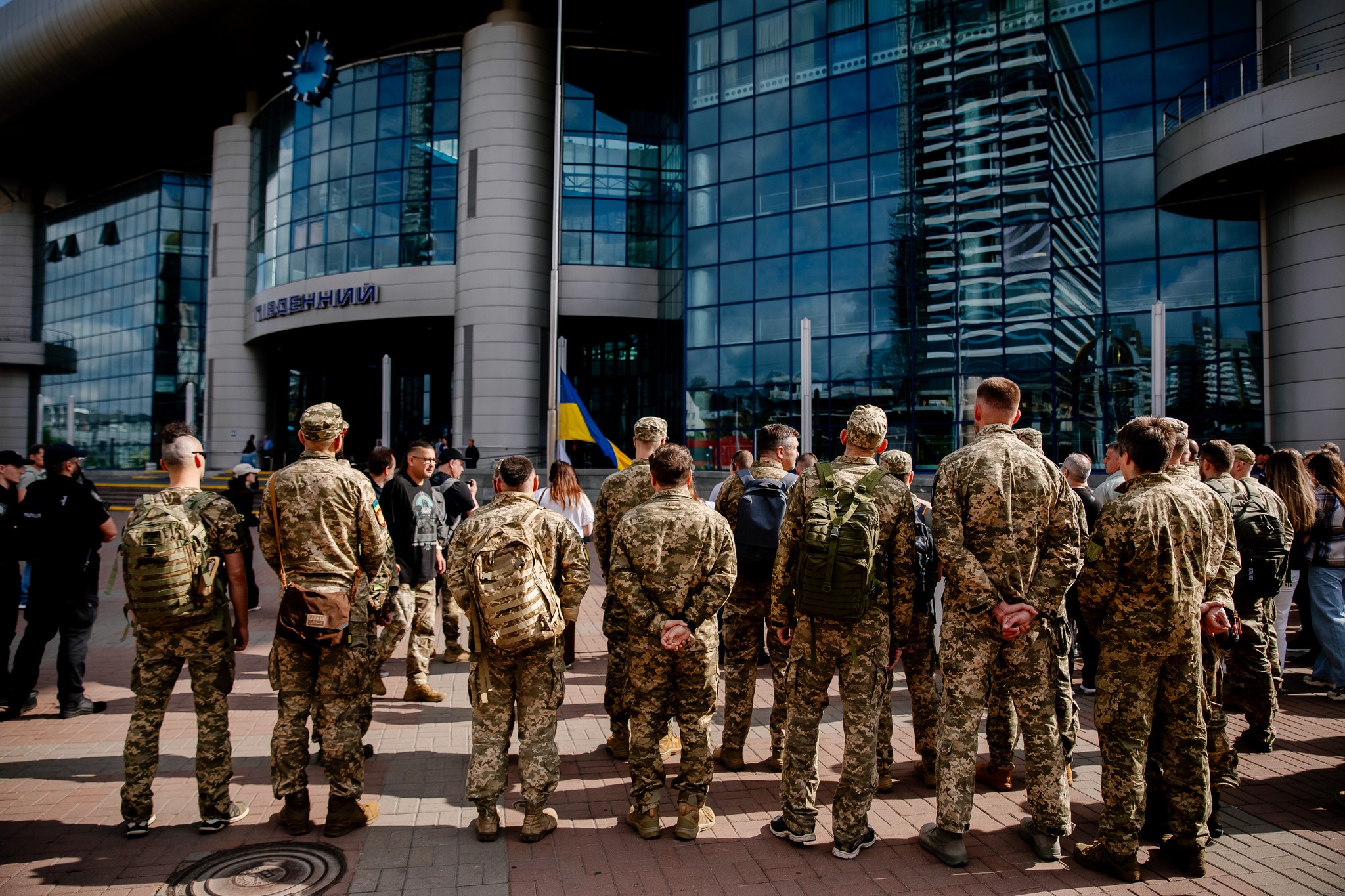Над вокзалом у Житомирі підняли біло-чорний Прапор надії: Укрзалізниця вшановує загиблих