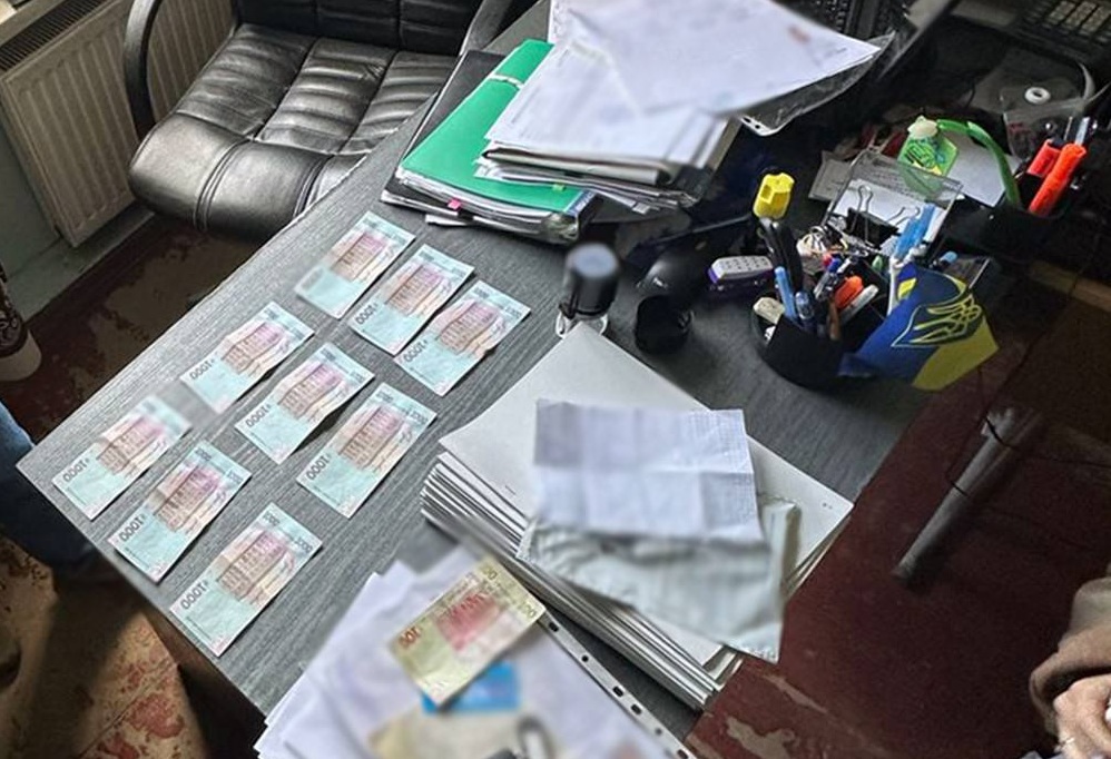 Хабар за іспит на водійські права: у Коростені викрили директора автошколи