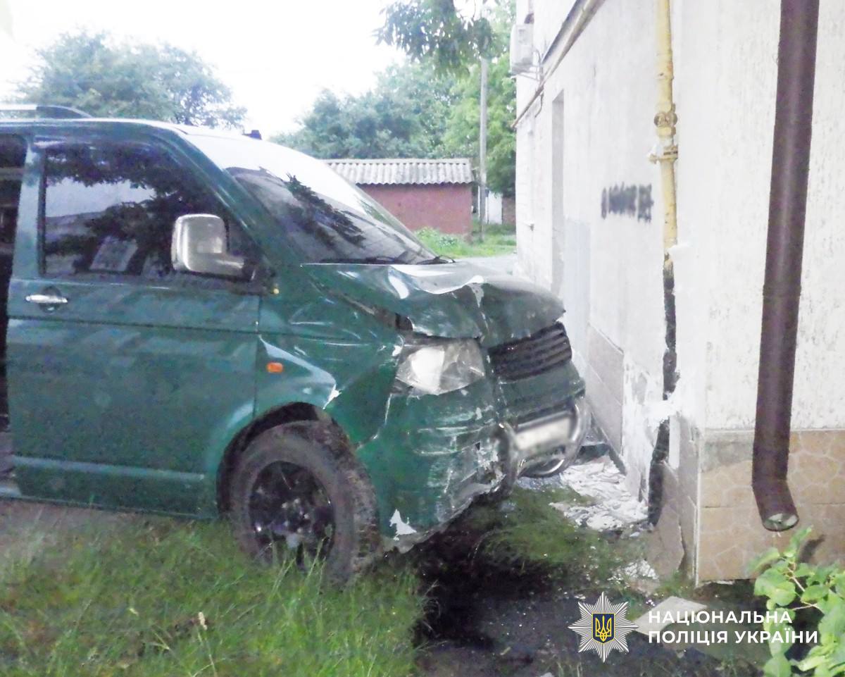 На Житомирщині мікроавтобус в'їхав у будинок: травмовано троє людей