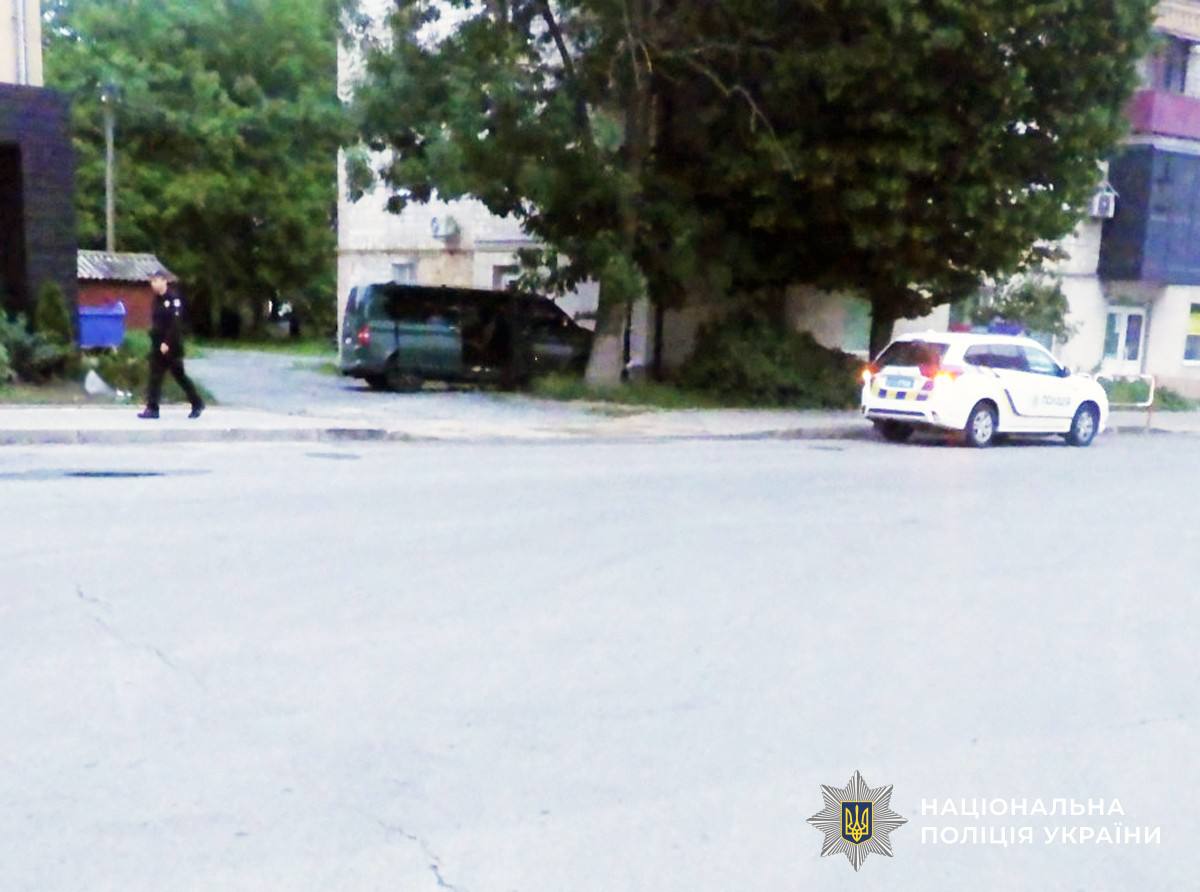 На Житомирщині мікроавтобус в'їхав у будинок: травмовано троє людей