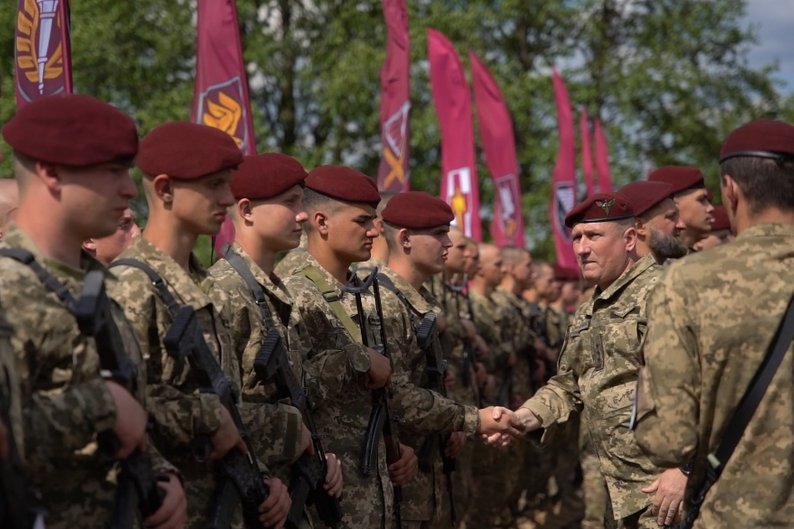 На Житомирщині курсанти пройшли випробування та отримали марунові берети