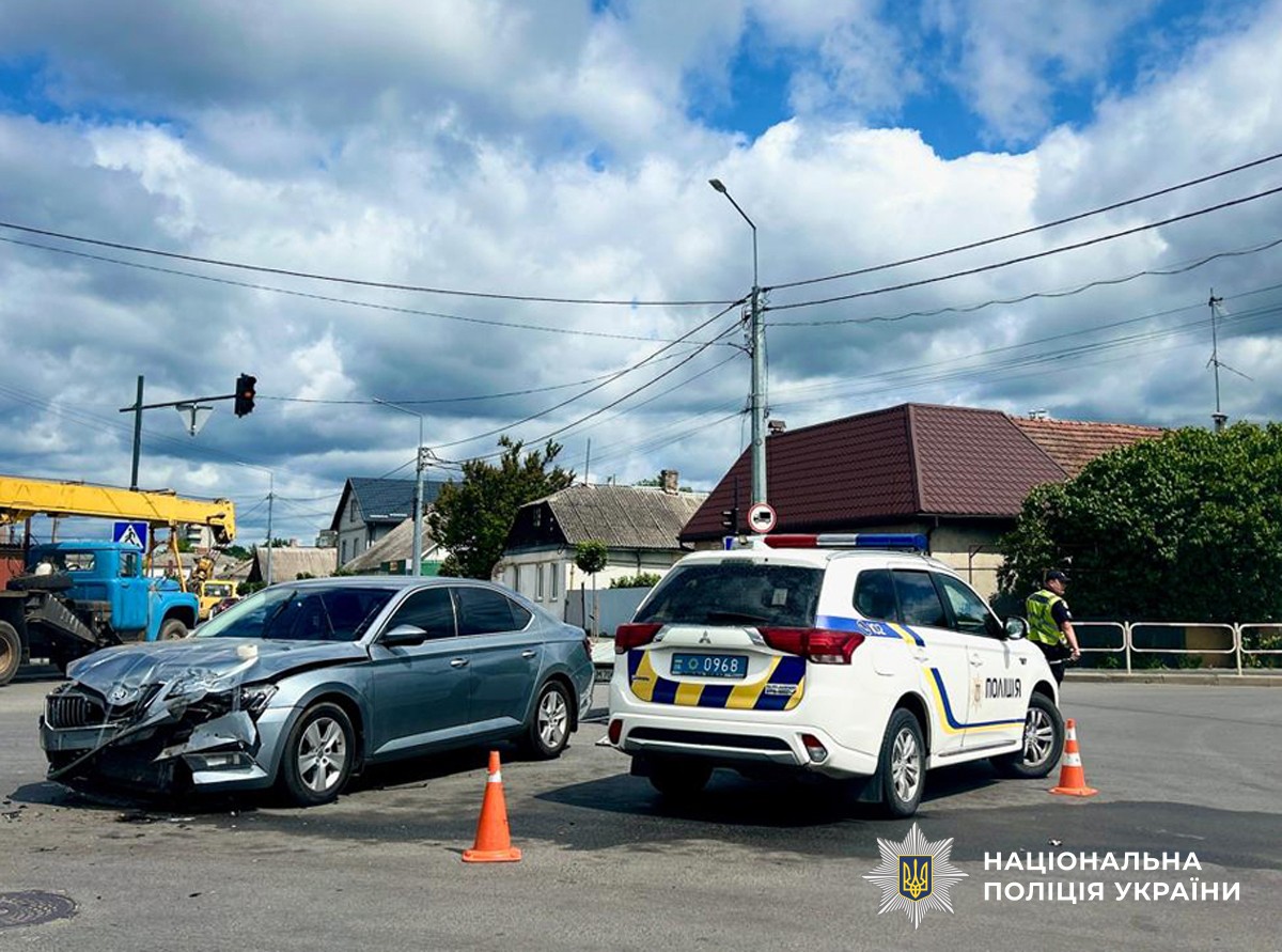 У Звягелі від зіткнення з легковиком перекинувся мікроавтобус: госпіталізовано 65-річну пасажирку
