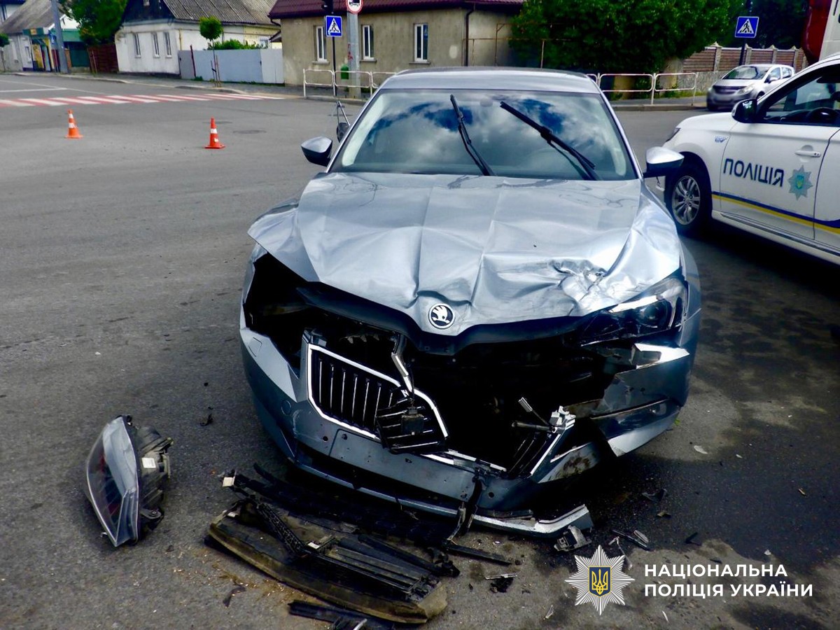 У Звягелі від зіткнення з легковиком перекинувся мікроавтобус: госпіталізовано 65-річну пасажирку