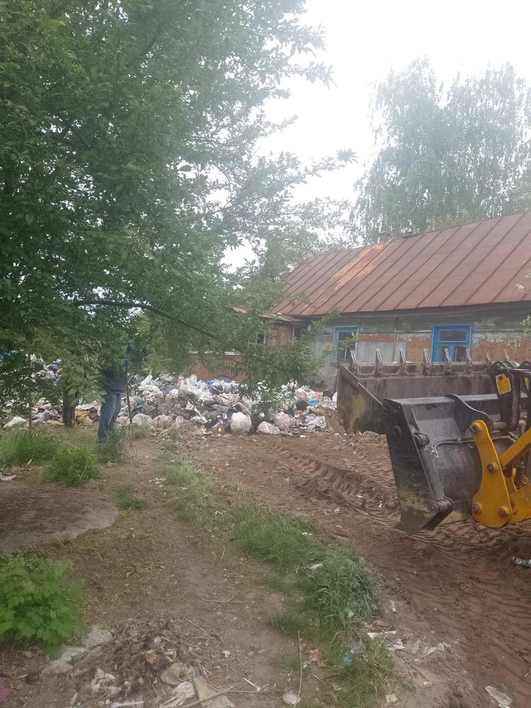«Сусідський терор»: у селі на Житомирщині жінка зробила  стихійне сміттєзвалище на своєму подвір’ї