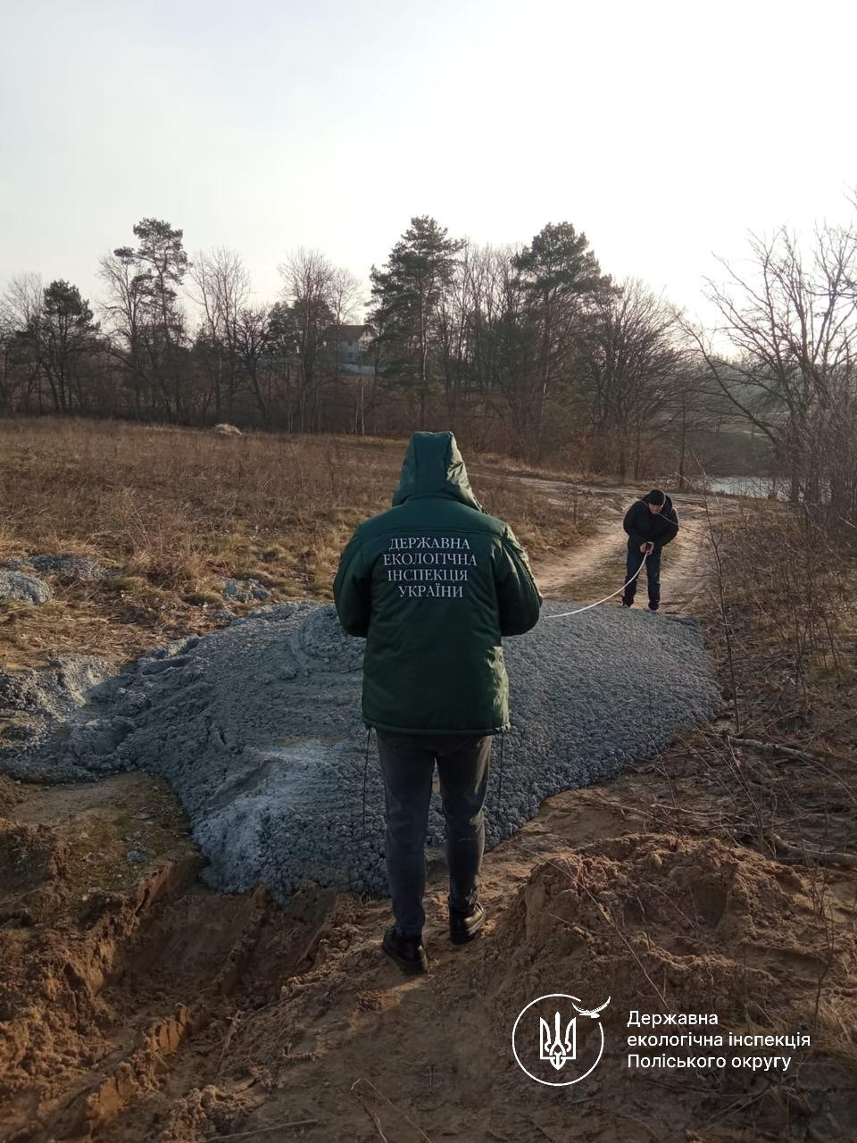 Неподалік Житомира невідомі розлили бетонну суміш прямо на земельну ділянку